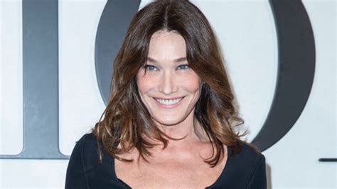 PHOTO. Carla Bruni en transparence dans une mini